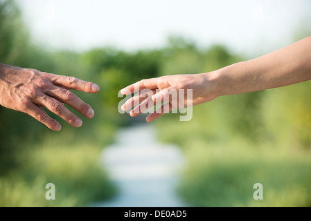 Paar, die Hand auszustrecken Stockfoto