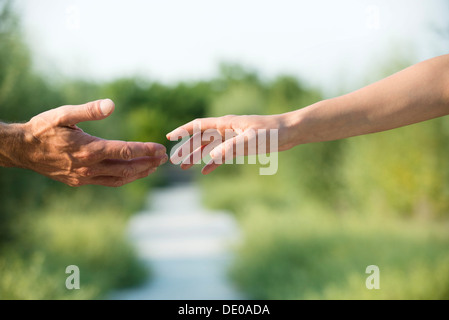 Mann und Frau die Hand ausstrecken Stockfoto