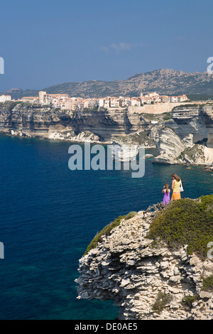 Mutter und Tochter auf den Klippen von Bonifacio, Südküste, Korsika, Frankreich, Europa Stockfoto