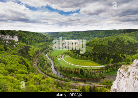 Blick über das Donautal in Richtung Beuron Archabbey im Donautal, Beuron, Baden-Württemberg Stockfoto