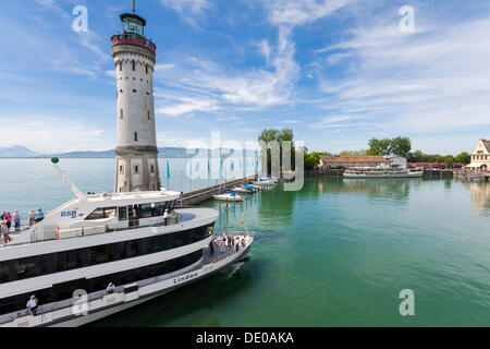 Leuchtturm an der Hafeneinfahrt von Lindau am Bodensee mit der MS Lindau Ausflugsschiff, Lindau, Bayern, PublicGround Stockfoto