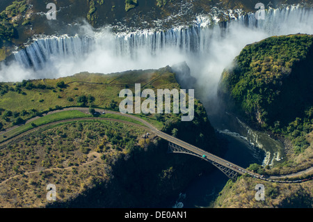 Blick auf nach Victoria Falls von der "Flight of the Angels" zeigt die Victoriafälle zu überbrücken ist die Grenze zwischen Simbabwe und Sambia, Livingstone, Sambia Stockfoto