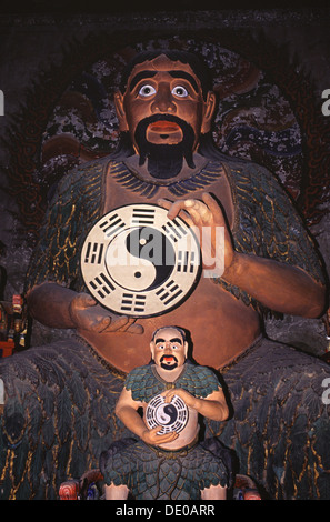 Die riesige gemalte Statue von Fuxi im Fuxi Tempel oder Taihao Palast, auch bekannt als Renzhong Tempel mit dem Bagua oder Pa Kua, acht Trigramme in taoistischen Kosmologie verwendet, um die grundlegenden Prinzipien der Realität zu repräsentieren, bzw. repräsentieren Yin oder Yang in Tianshui Stadt Gansu Provinz China Stockfoto