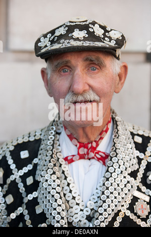 Pearly König sammeln für einen guten Zweck in der Piazza von Covent Garden, London, England Stockfoto