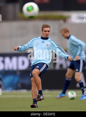 Tórshavn, Färöer. 09. September 2013. Deutschlands Philipp Lahm während einer Trainingseinheit der deutschen Fußball-Nationalmannschaft im Torsvollur Stadion in Tórshavn, Färöer, 9. September 2013. Deutschland spielt Färöer Inseln für ein WM-Qualifikationsspiel am 10. September. Foto: Thomas Eisenhuth/Dpa/Alamy Live News Stockfoto