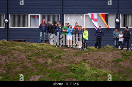 Tórshavn, Färöer. 09. September 2013. Zuschauer während einer Trainingseinheit der deutschen Fußball-Nationalmannschaft im Torsvollur Stadion in Tórshavn, Färöer, 9. September 2013. Deutschland spielt Färöer Inseln für ein WM-Qualifikationsspiel am 10. September. Foto: Thomas Eisenhuth/Dpa/Alamy Live News Stockfoto