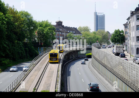 Autobahn A40, B1, "Ruhrschnellweg", Ruhr Schnellstraße, bus-Bahnen auf dem Mittelstreifen, Essen, Ruhrgebiet Stockfoto