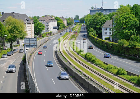 Autobahn A40, B1, "Ruhrschnellweg", Ruhr Schnellstraße, bus-Bahnen auf dem Mittelstreifen, Essen, Ruhrgebiet Stockfoto