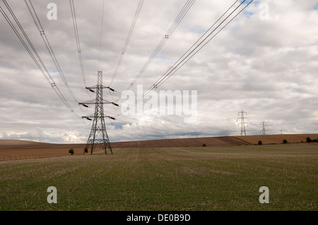 Strommasten in der Landschaft Oxfordshire Stockfoto