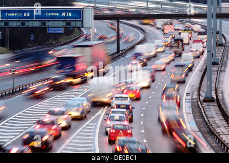 Bewegung verwischt Verkehr auf der Autobahn M8 im Stadtzentrum von Glasgow, Schottland, Vereinigtes Königreich Stockfoto