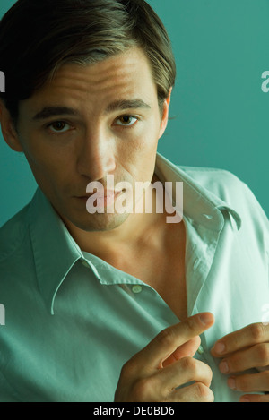 Gut aussehender Mann knöpfte Hemd, Blick in die Kamera Stockfoto