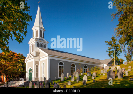 Saint Bernard katholische Kirche mit alten Hill Burying Ground - die ältesten in Concord Massachusetts, USA Stockfoto