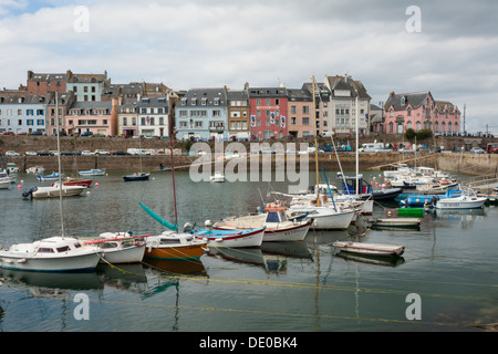 Der alte Fischerhafen Douarnenez Brittany France mit Booten im Hafen Stockfoto