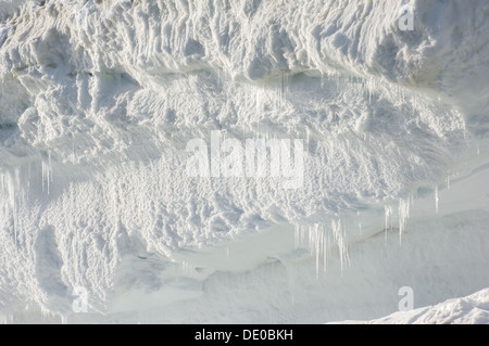 Verdichteten Schnee und Eiszapfen an den Ufern der Hölle Sound (Heleysundet) zwischen Spitzbergen und Barentsøya, Spitzbergen, Norwegen Stockfoto