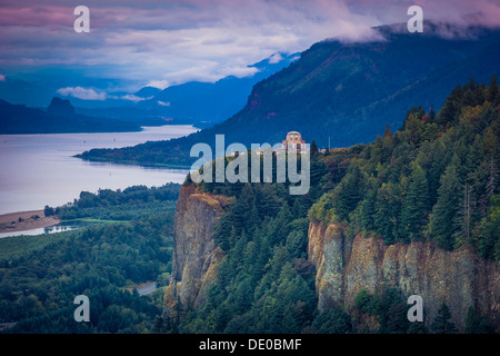 Stimmungsvolle Dämmerung über Vista Haus in Crown Point in den Columbia River Gorge, Oregon USA Stockfoto