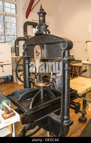 Eine alte aufrecht manuelle Druckmaschine in einem College-workshop Stockfoto
