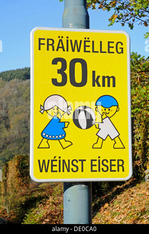 Schild freiwillig 30 km, kümmern spielende Kinder, Fahrt langsam, in der Sprache des luxemburgischen, Luxemburg, Europa Stockfoto
