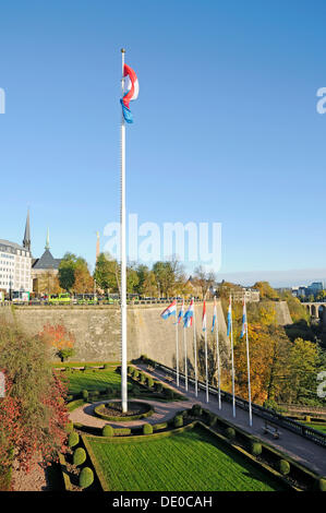 Petruss-Tal, Festung mit der Bastion Beck, Monument du Souvenir, Place de Constitution, Syntagma-Platz, Luxemburg Stockfoto