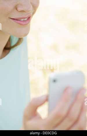 Frau mit Smartphone im Freien, beschnitten Stockfoto