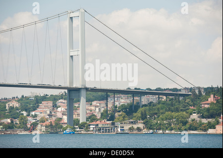 Großen Aussetzung Straßenbrücke über einen Fluss vor einem blauen Himmelshintergrund mit Residenzen unter Stockfoto