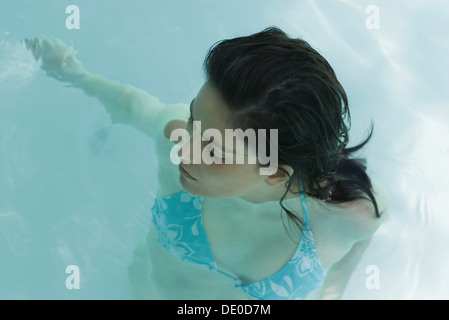 Frau im Schwimmbad, erhöhte Ansicht Stockfoto