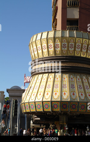 Blauer Himmel Porträt Menschen absteigend Überführung Treppe zu Fuß unter Eingangszelt, Bill es Gamblin Hall, Las Vegas Strip, USA Stockfoto