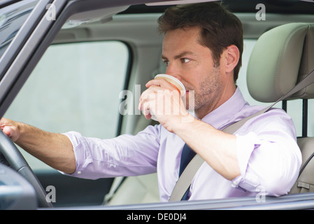 Menschen Sie trinken Kaffee Whlile fahren Stockfoto