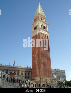 Blauer Himmel Porträt. Caesars Palace Ziegel Replik Markusplatz Campanile über RIalto-Brücke, Venetian Resort Las Vegas Strip Stockfoto