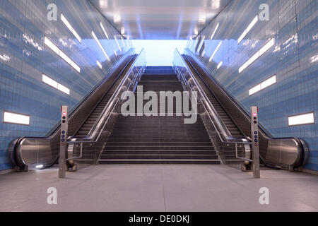 Treppe der u-Bahnstation "Ueberseequartier" der Hamburger u-Bahnlinie U4, Betreiber und Entwickler ist der Hamburger Stockfoto