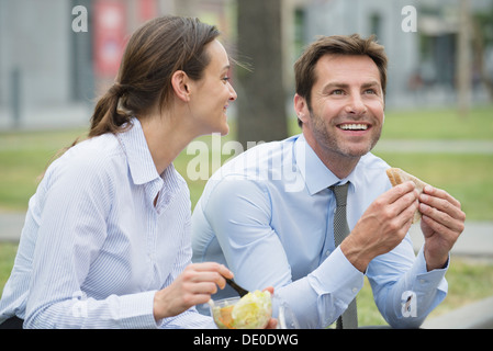 Mitarbeiter, die einem gemeinsamen Mittagessen im freien Stockfoto