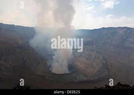 Rauchen-Krater des Mount Nyiragongo Stockfoto