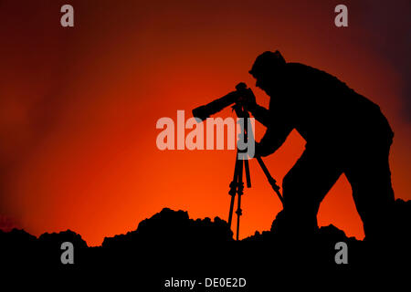 Fotograf Aufnahmen bei der Lavasee im Krater des Mount Nyiragongo Stockfoto