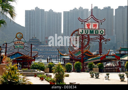 Fähranleger zu Pak Tai und Jumbo Kingdom, schwimmenden Restaurant Hochhäuser am Rücken, Hong Kong, China, Asien Stockfoto