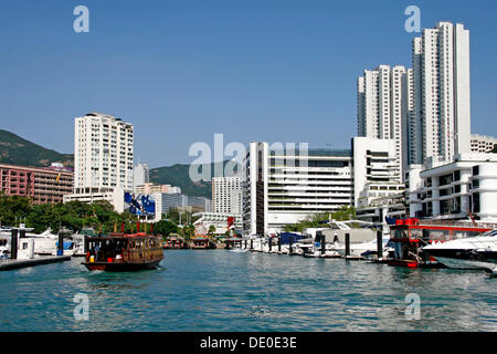 Fähren nach Pak Tai und Jumbo Kingdom, schwimmenden Restaurant Hochhäuser am Rücken, Hong Kong, China, Asien Stockfoto