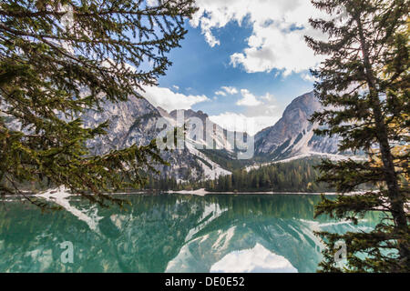 Lake Wildsee Wildsee, See Lago di Braies, Pragser Tal Tal Seekofel Berg oder Croda del Becco Berg, 2810m und Grosser Stockfoto