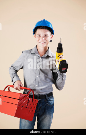 Junge gekleidet als Handwerker oder Arbeiter Stockfoto