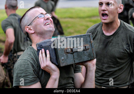 US Marine Corps Officer Candidate School Kandidaten während der Bekämpfung der Fitness-Test im Marine Corps Base Quantico 20. Juni 2013 in Quantico, Virginia. Stockfoto