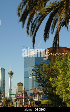 Blauer Himmel Porträt, Gold Key-Geschäfte und Stratosphäre Passanten Bürgersteig letzten Bäume steigenden Encore Hotel Las Vegas Strip Stockfoto