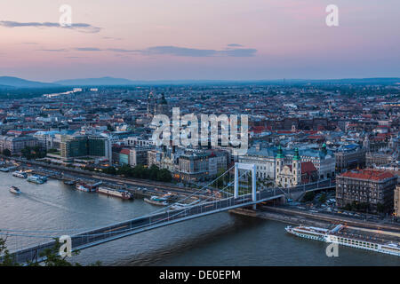 Blick von der Zitadelle auf Budapest, Pest, Elisabeth Brücke, Dämmerung, Budapest, Ungarn, Europa Stockfoto