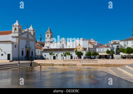 Kirche der Barmherzigkeit, Igreja da Misericordia, vor der Kirche des Heiligen Antonius, Igreja de Santo Antonio, Praça da República Stockfoto