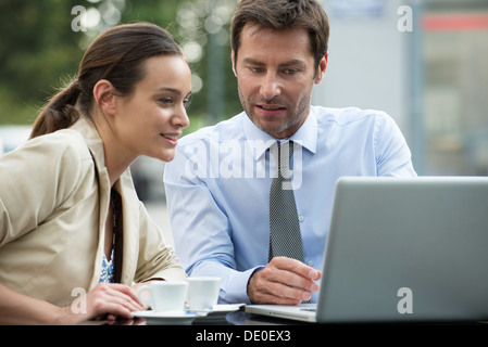 Geschäftspartnern arbeiten zusammen mit Laptop-Computer im freien Stockfoto