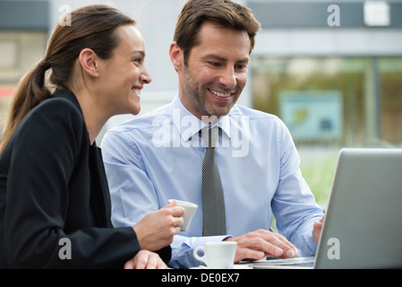 Geschäftspartnern Kaffeetrinken während der Zusammenarbeit am Projekt Stockfoto