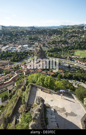 Die Statue der Notre-Dame-de-France mit Blick auf die Kapelle von St. Michel d ' Aiguilhe in Le Puy-En-Velay Frankreich aus Innenansicht Stockfoto