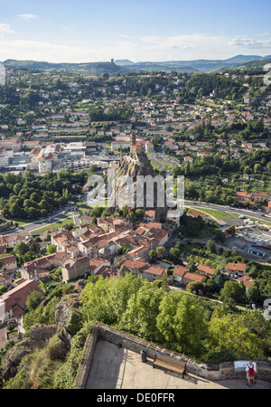 Die Statue der Notre-Dame-de-France mit Blick auf die Kapelle von St. Michel d ' Aiguilhe in Le Puy-En-Velay Frankreich aus Innenansicht Stockfoto