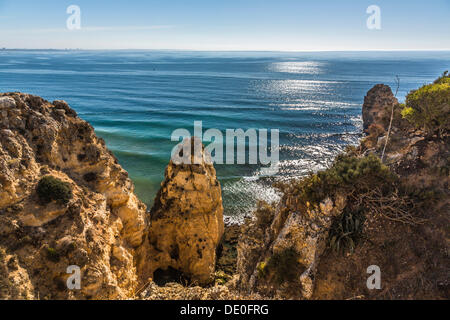 Blick auf Praia Camilo von Ponta da Piedade, Küstenlandschaft aus gesehen Stockfoto