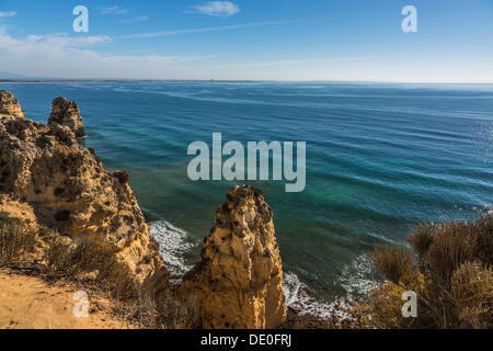 Blick auf Praia Camilo von Ponta da Piedade, Küstenlandschaft aus gesehen Stockfoto