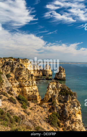 Blick auf Praia Camilo von Ponta da Piedade, Küstenlandschaft aus gesehen Stockfoto