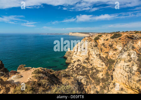 Blick auf Praia Camilo von Ponta da Piedade, Küstenlandschaft aus gesehen Stockfoto