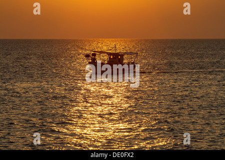 Segelboot auf dem Meer bei Sonnenuntergang Stockfoto
