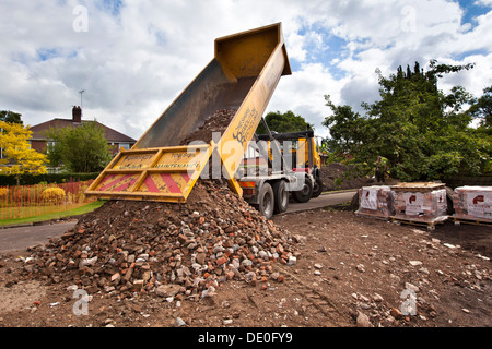 selbst Hausbau, Platte Kipper LKW entladen zerbrochene Ziegel hardcore für Stock Basis vorbereiten Site, Stockfoto